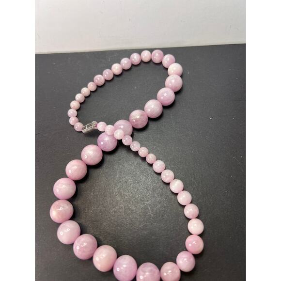 Kunzite graduated beaded 20 inch necklace with 925 magnetic clasp - Picture 3 of 10